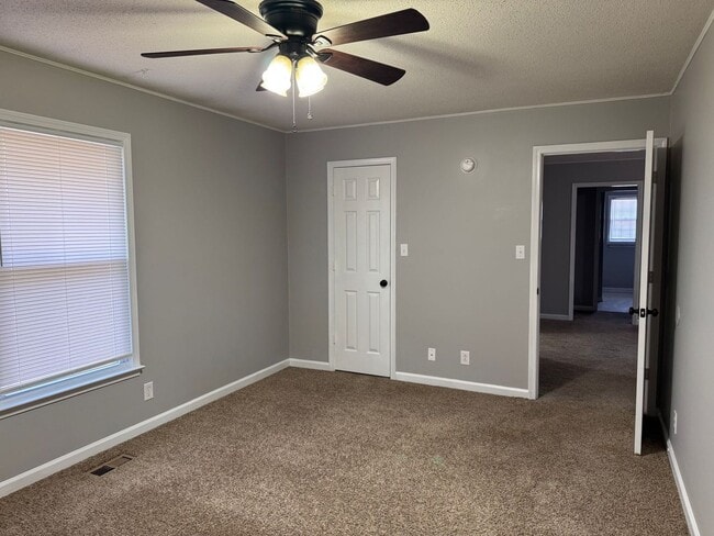 Building Photo - Charming 3 bd/2 ba with Basement!! Home Near Ft Campbell!