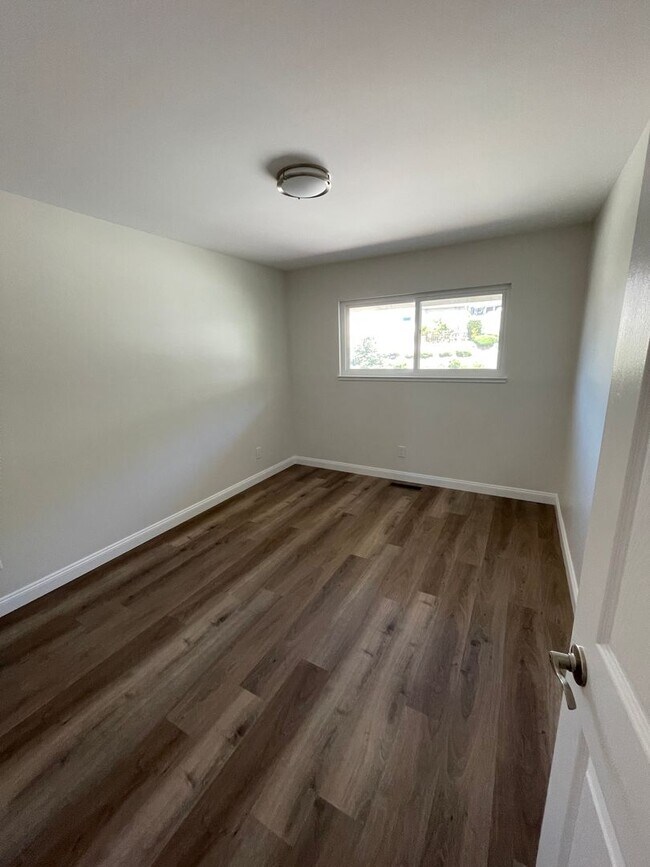 Building Photo - Newly Renovated 4 Bedroom Home with Views