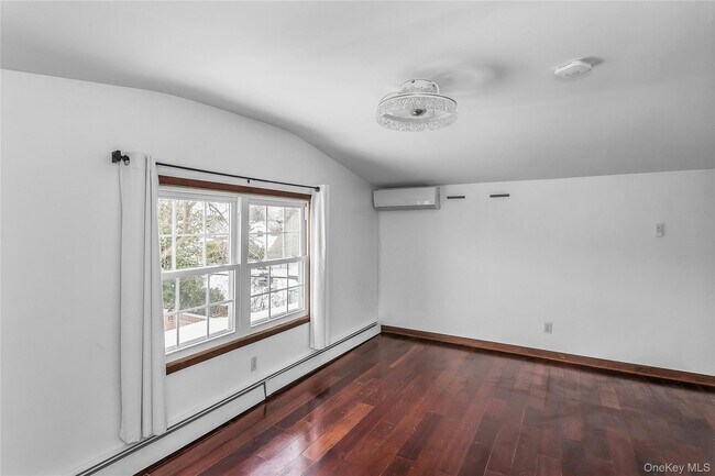 Building Photo - 524 Jerusalem Ave