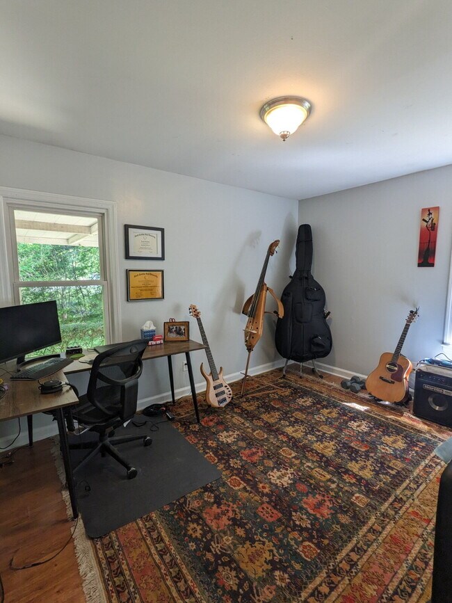 Building Photo - Fully fenced in yard and convenient location.