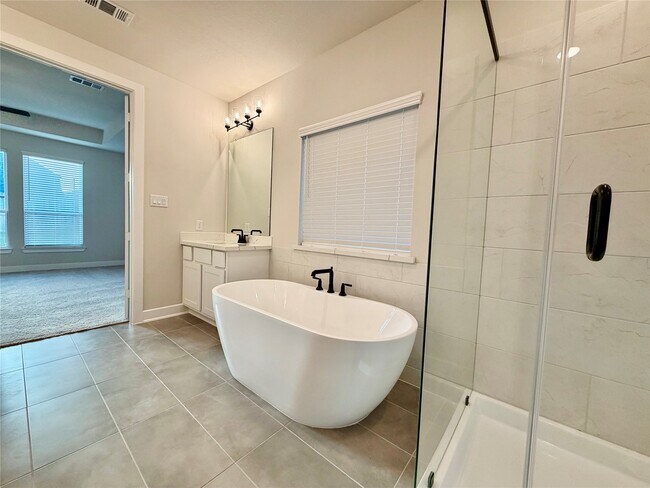 Building Photo - 1111 Luna Dr