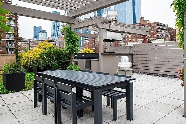 Building Photo - 260 W 26th St