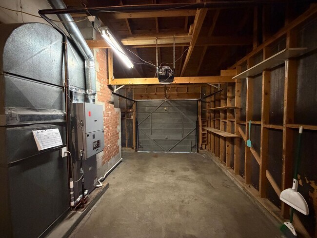 Building Photo - 2838 La Veta Dr