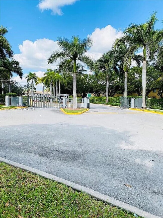 Building Photo - 2907 SE 15th Terrace