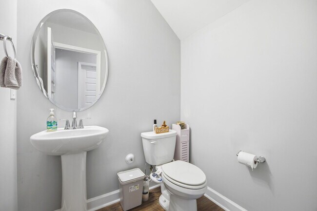 Building Photo - 450 Hawksbill Dr