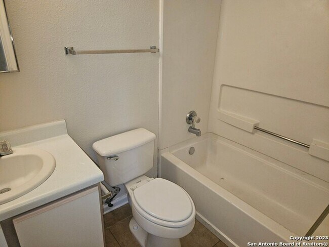 Building Photo - 3 Bedroom Near Medical Center & USAA!