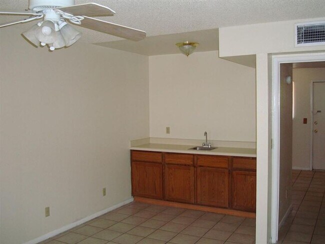 Building Photo - 4BR/2.5BA Townhome w/ Private Yard Near Downtown Tucson