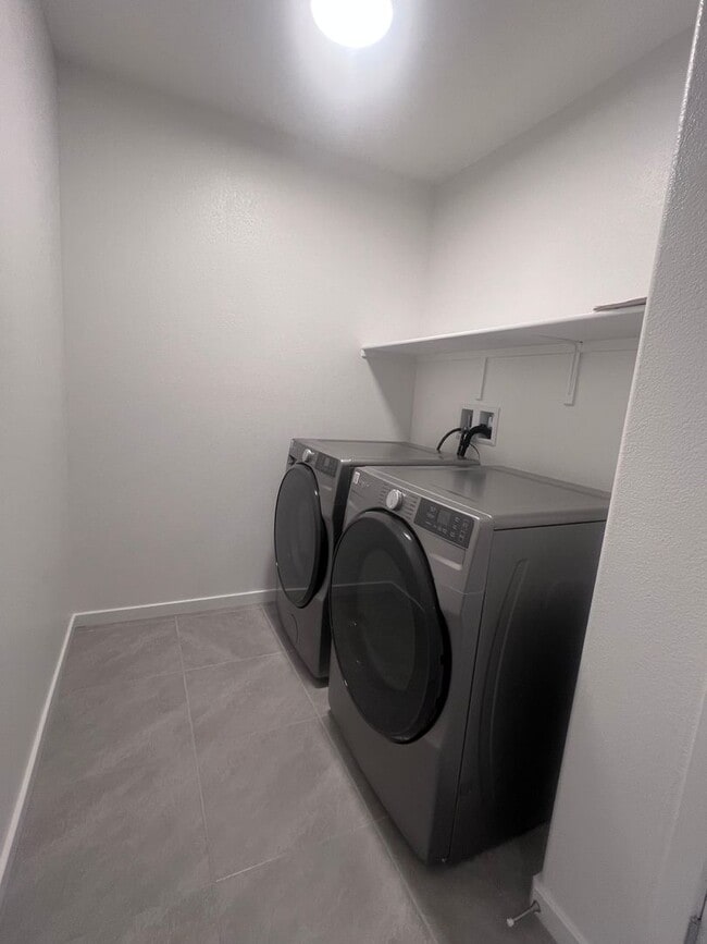 Building Photo - BRAND NEW TOWNHOUSE