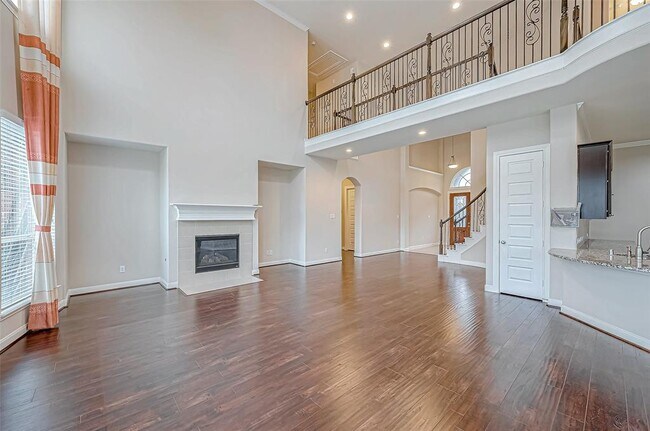 Building Photo - 25719 Oakwood Knoll Dr
