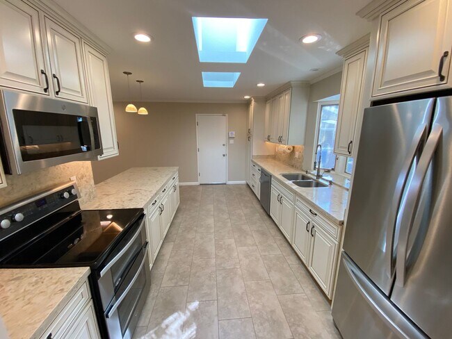 Building Photo - 3 Bed 2 Bath SIngle Family Home In Walnut Creek (Water, Garbage, Internet Are Included In The Rent)