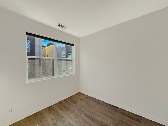 Building Photo - 3B/2.5BA Townhome in Mission Valley Now Av...