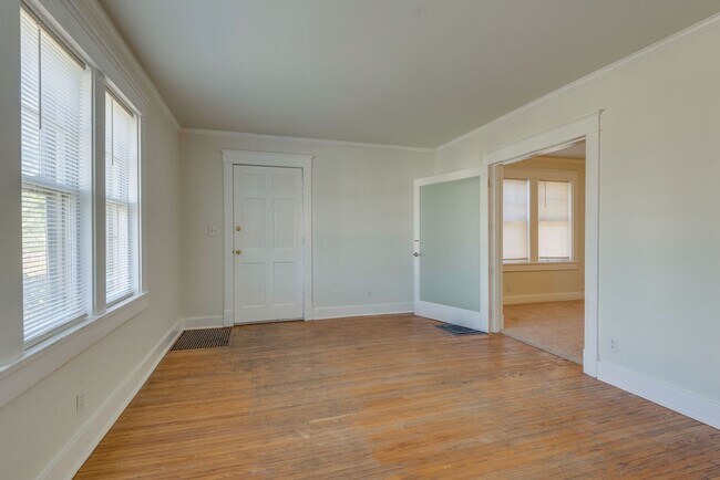 Building Photo - Charming 3-Bedroom Gem in the Heart of Sylvan Park