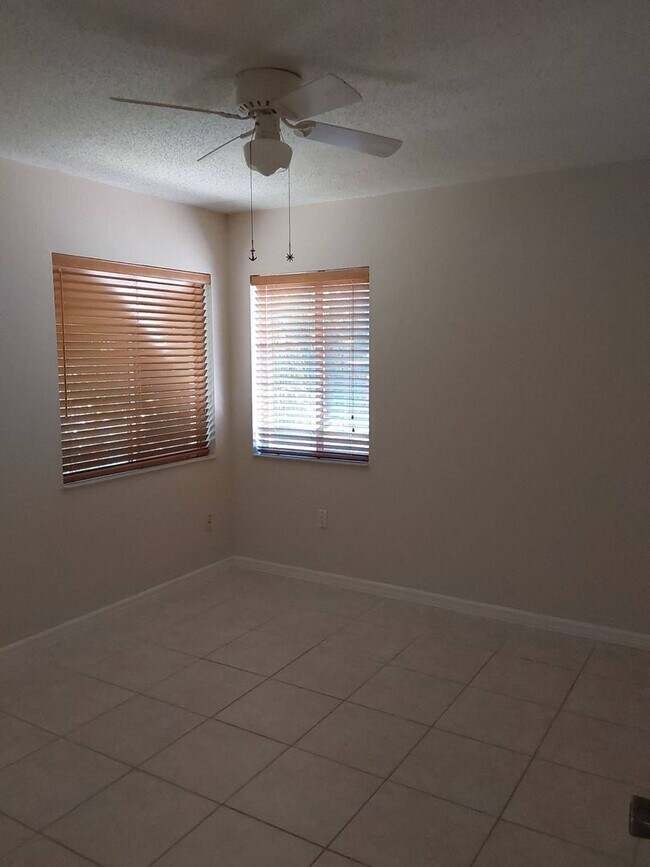 Building Photo - Beautiful 3 Bedroom + Den, 2 Bathroom Home...