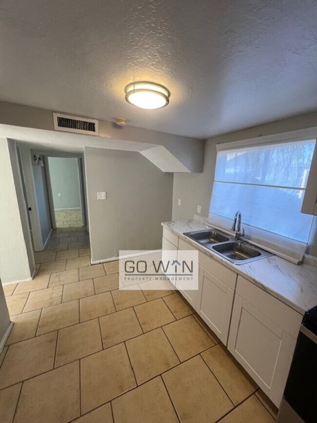 Building Photo - 1836 E Harvard St