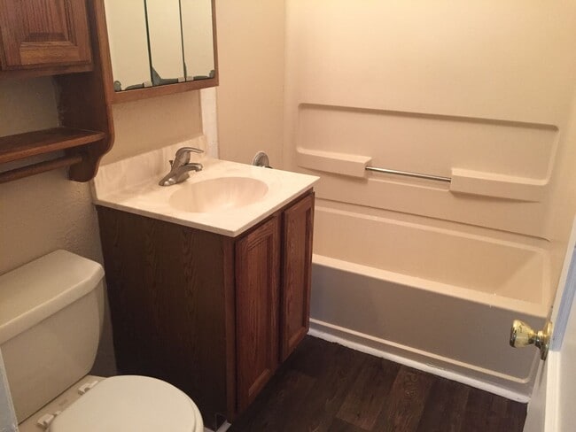 Building Photo - $1000 - 2 Bedroom 1 Bath Duplex - Newly Re...