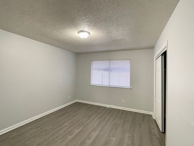 Building Photo - 2/1 Duplex in North Austin