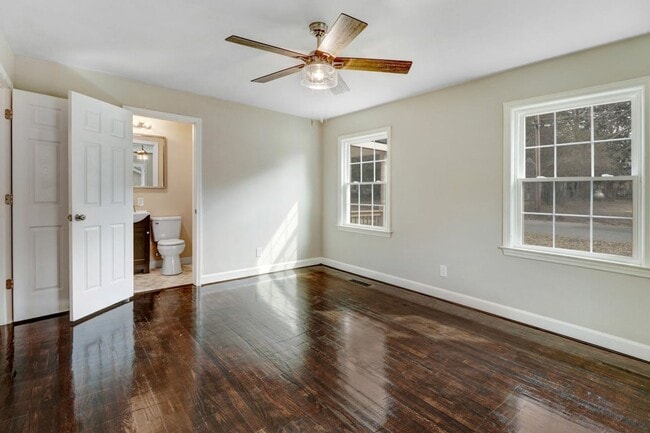 Building Photo - *RENOVATED & MOVE-IN READY* 3 BR, 2 BA in ...