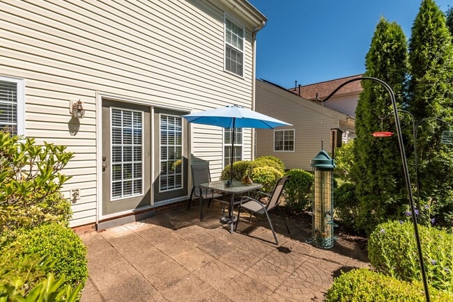 Building Photo - Spacious Single Family Home: Available July 10th