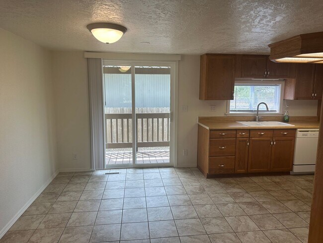 Building Photo - 3 bedroom 2 bathroom house in Dexter!