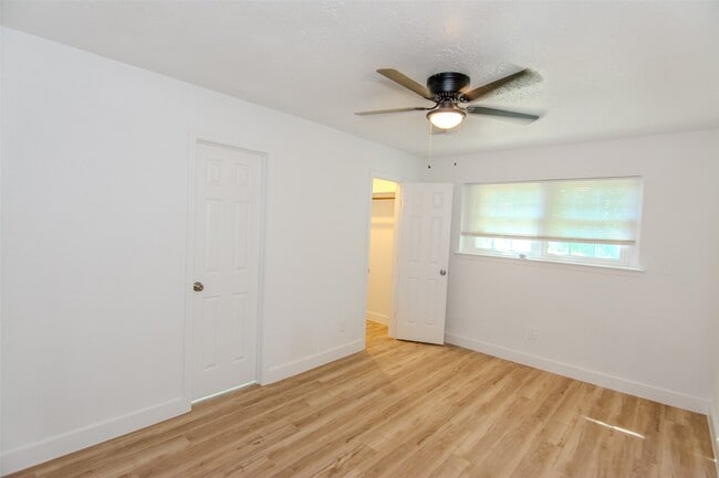 Building Photo - 12811 Sandy Hook Dr