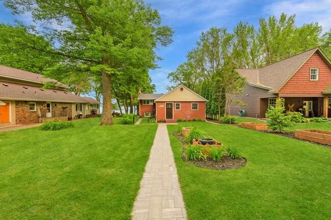 Building Photo - Rare green lake lake home for long term re...