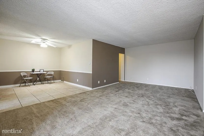 Building Photo - 400 E Live Oak St