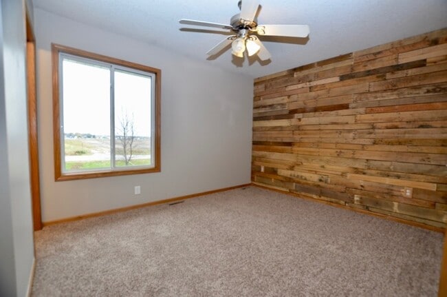 Building Photo - Lovely Altoona Split-Foyer