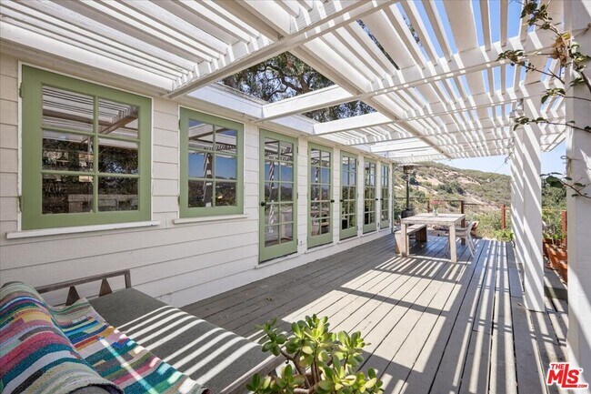 Building Photo - 1555 Fernwood Pacific Dr