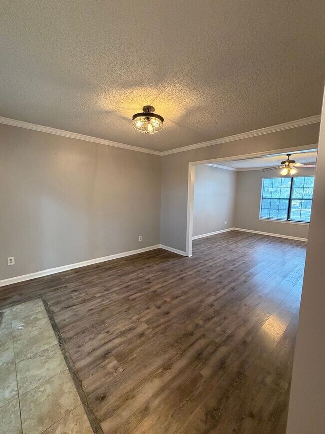 Building Photo - Hidden Lake Townhomes 2 Bedroom 1.5 Bathroom