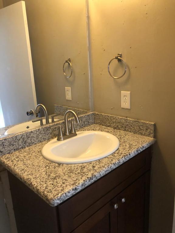 Building Photo - 2025 Sherwood Meadow Dr