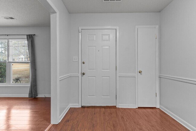 Building Photo - 6257 Lakehaven Dr