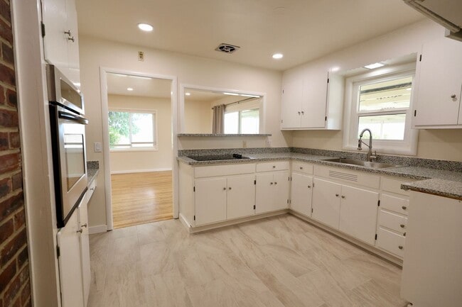 Building Photo - Charming Country Home with Modern Updates ...