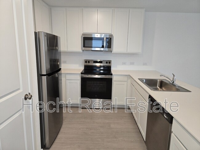 Building Photo - 968 Creek