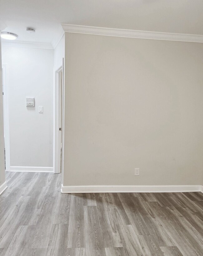 Building Photo - 837 W Cornelia Ave