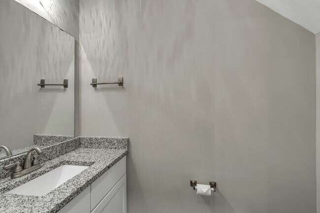 Building Photo - Modern 2-Bed, 2.5-Bath Townhouse Gem with ...