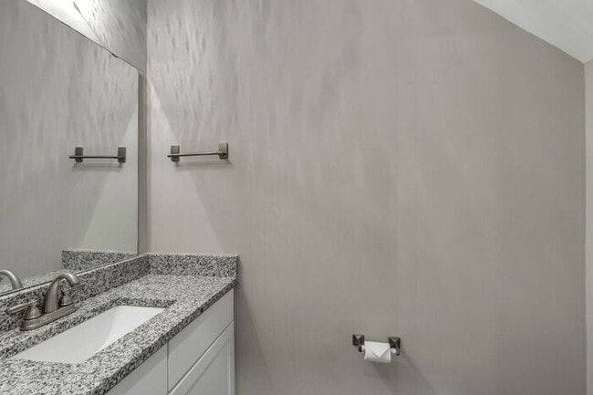 Building Photo - Modern 2-Bed, 2.5-Bath Townhouse with Small Loft in Travelers Rest