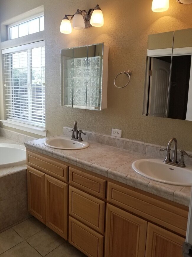 Building Photo - LARGE 3 BED 2 BATH HOUSE IN LAKE CALIFORNIA