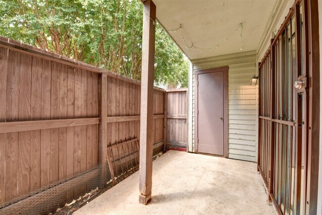 Building Photo - 9350 Country Creek St