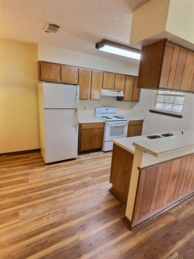 Building Photo - 1113 Hickory Dr