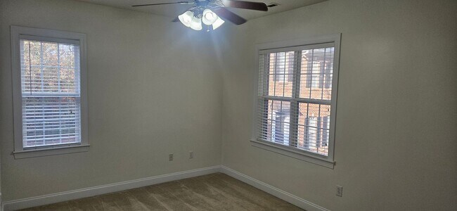 Building Photo - Darling 2br/2.5ba end unit townhome in Exc...