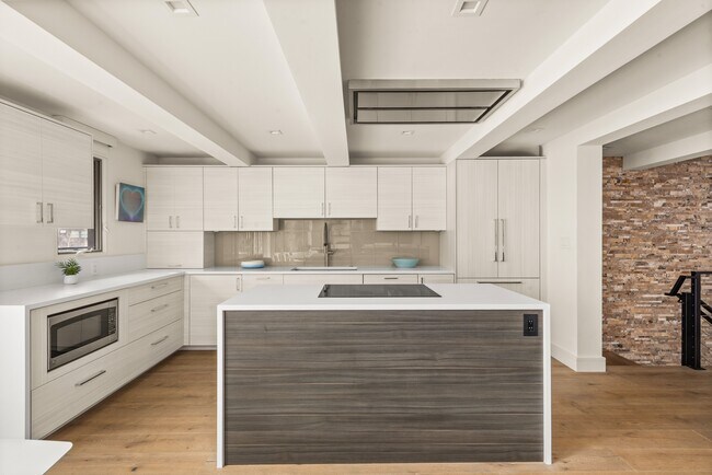 Building Photo - 1039 E Cooper Ave