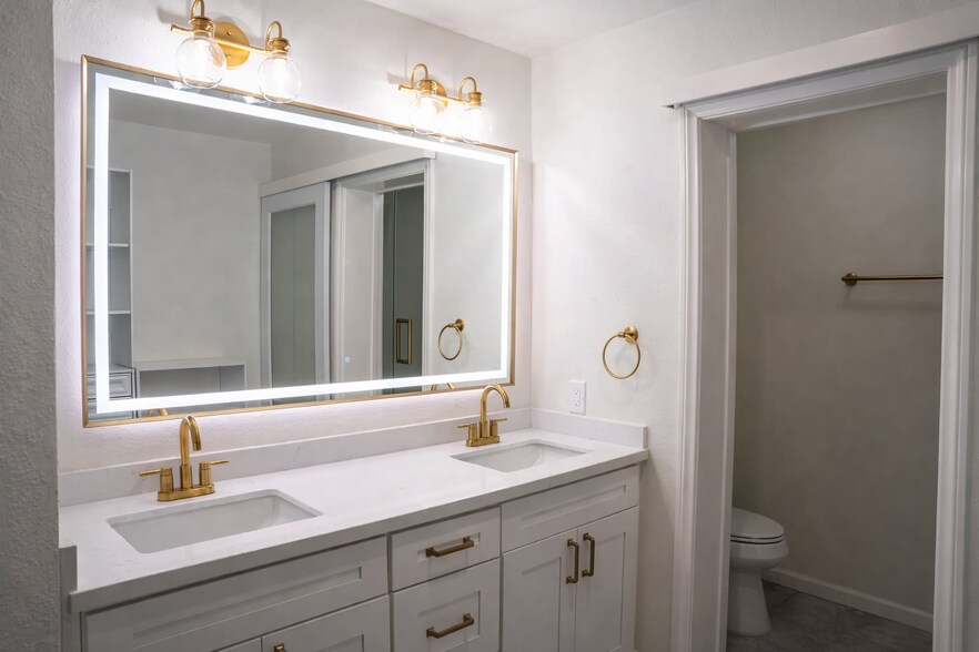 Master Bathroom - 10425 Caminito Cuervo