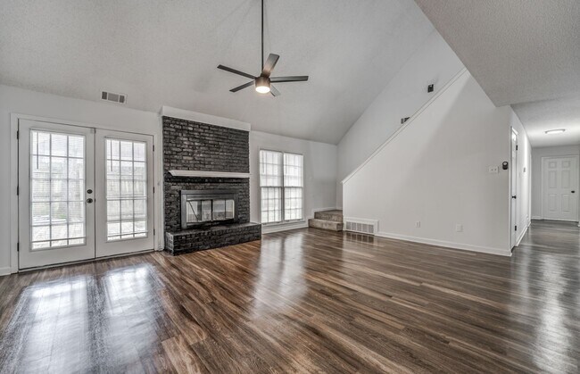 Building Photo - Style, Space, and Convenience in the Heart...