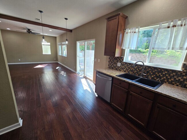 Building Photo - Amazing 3 bedrooms plus a loft, and 2.5 ba...