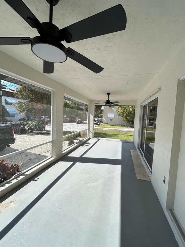 Building Photo - 114 S Lakeside Dr