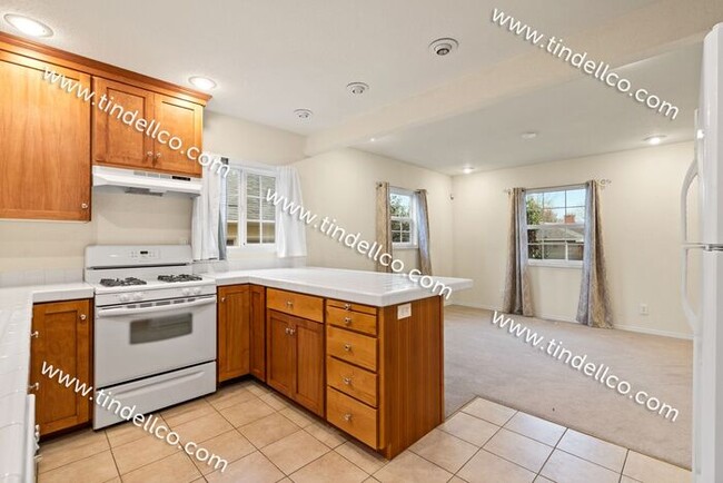Building Photo - Darling 2 Bedroom North Tabor Home With Of...