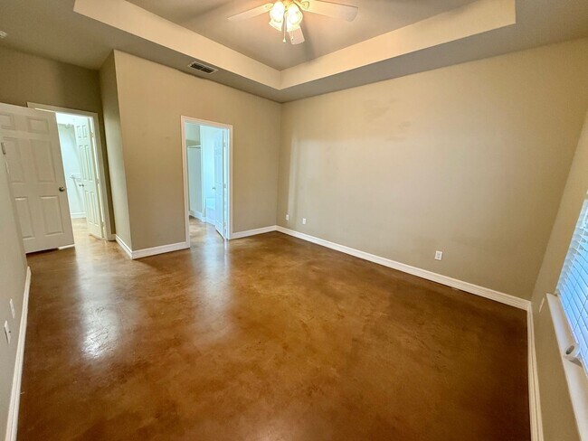 Building Photo - Elegant 4-bed/2-bath plus Garage!