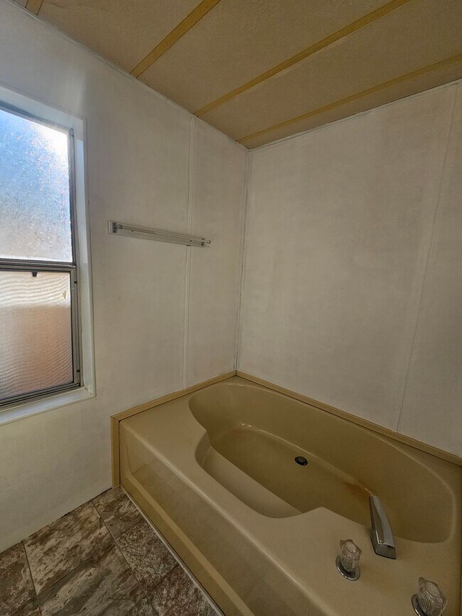 Building Photo - Large 3 bed/2 bath manufactured home in de...