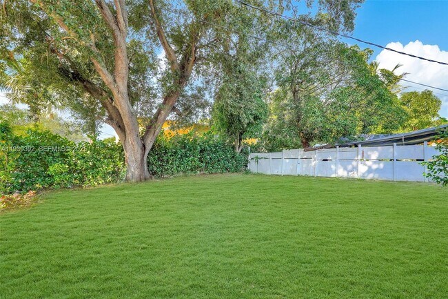 Building Photo - 14600 NE 14th Ave