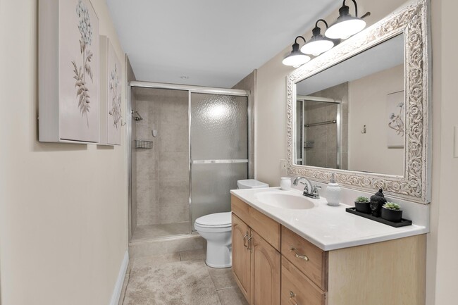 Building Photo - 1069 Hillsboro Mile